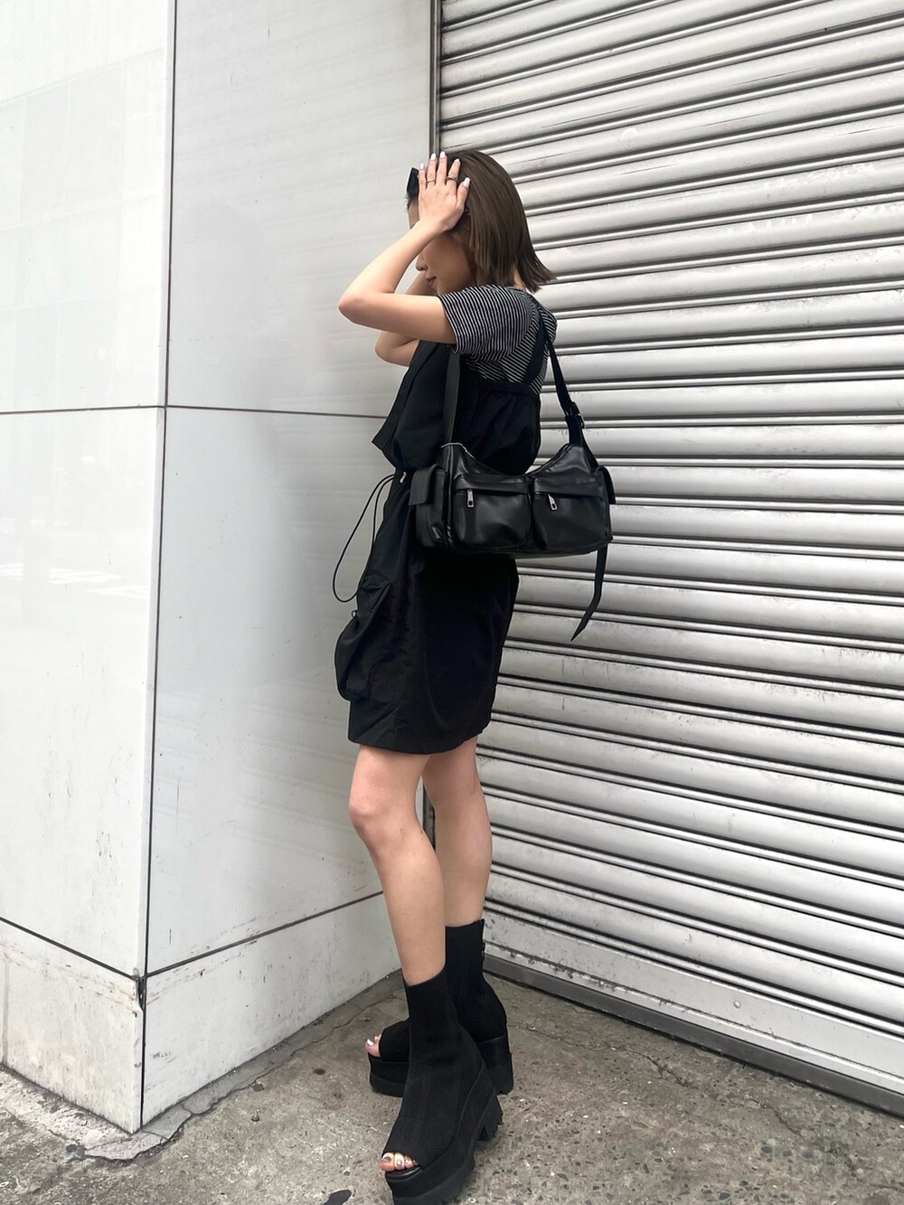 ブラック系のワンピース、その他のTシャツ/カットソー、ブラック系のショルダーバッグを着用したレディースの春コーディネートの2枚目の写真