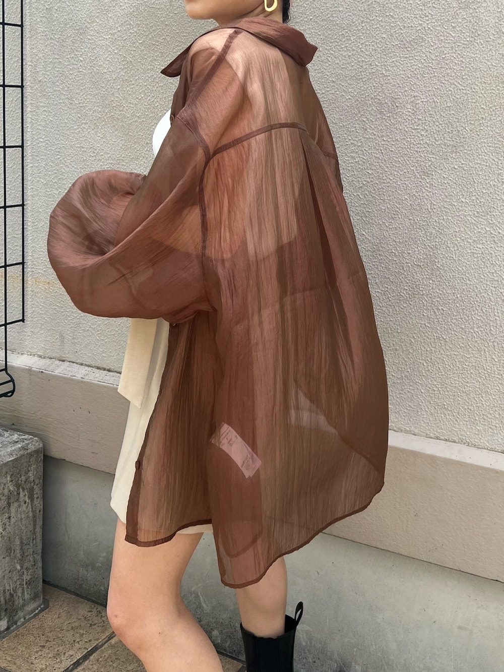 ベージュ系のスラックス、ブラウン系のシャツ/ブラウス、ホワイト系のタンクトップを着用したレディースの春コーディネートの7枚目の写真