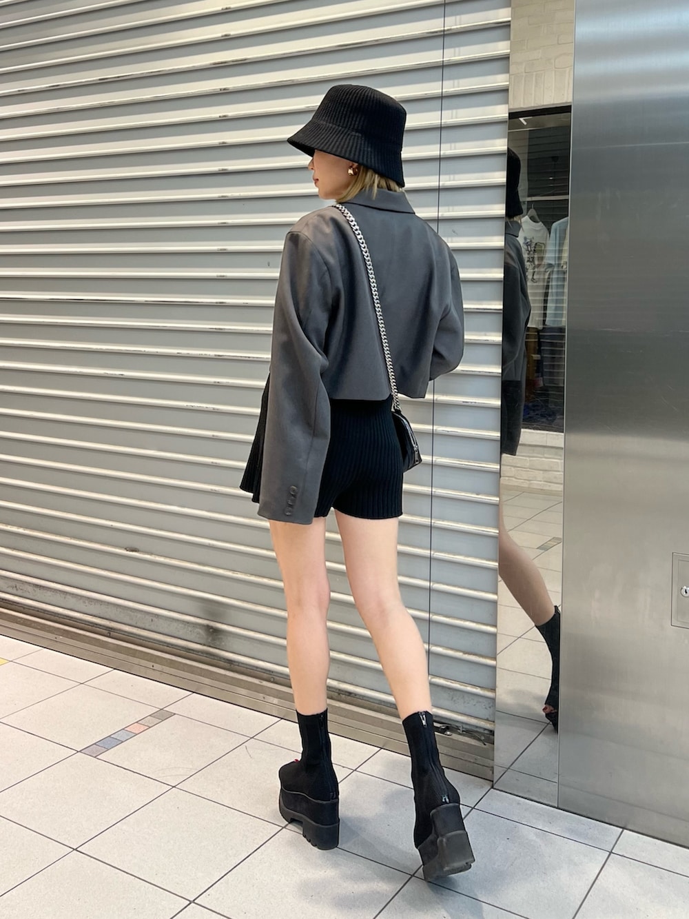 グレー系のテーラードジャケット、ブラック系のその他パンツ、ブラック系のブーツを着用したレディースの春コーディネートの3枚目の写真