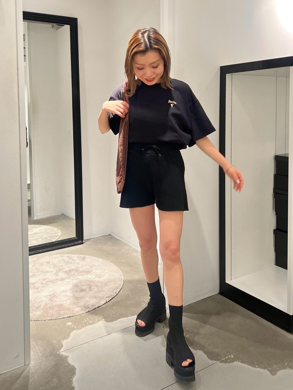 ブラック系のTシャツ/カットソー、ブラウン系のトートバッグ、ブラック系のその他パンツを着用したレディースの夏コーディネートの2枚目の写真