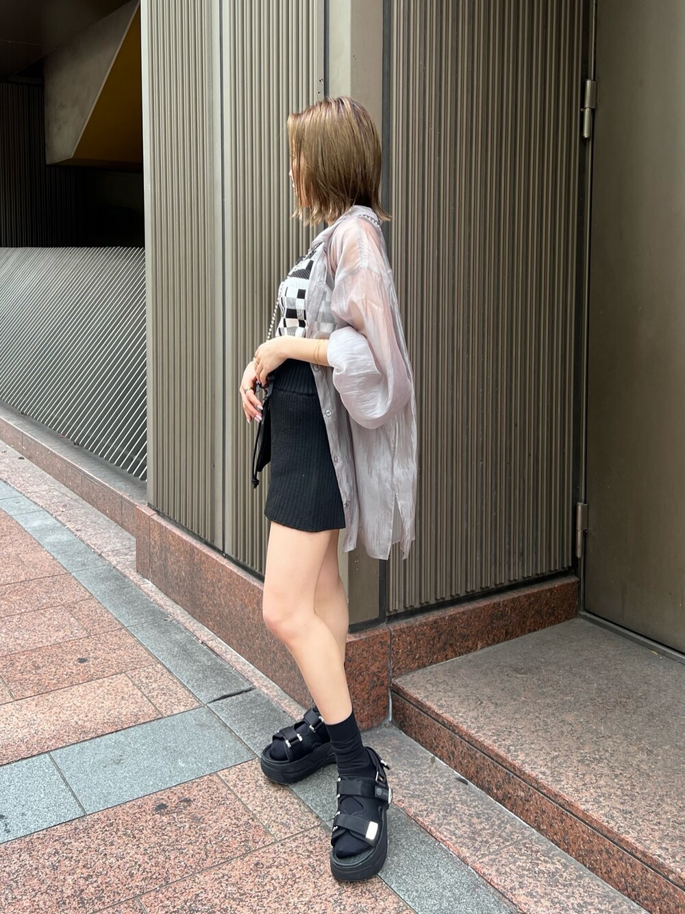 ブラック系のタンクトップ、ブラック系のその他パンツ、ブラック系のショルダーバッグを着用したレディースの春コーディネートの3枚目の写真