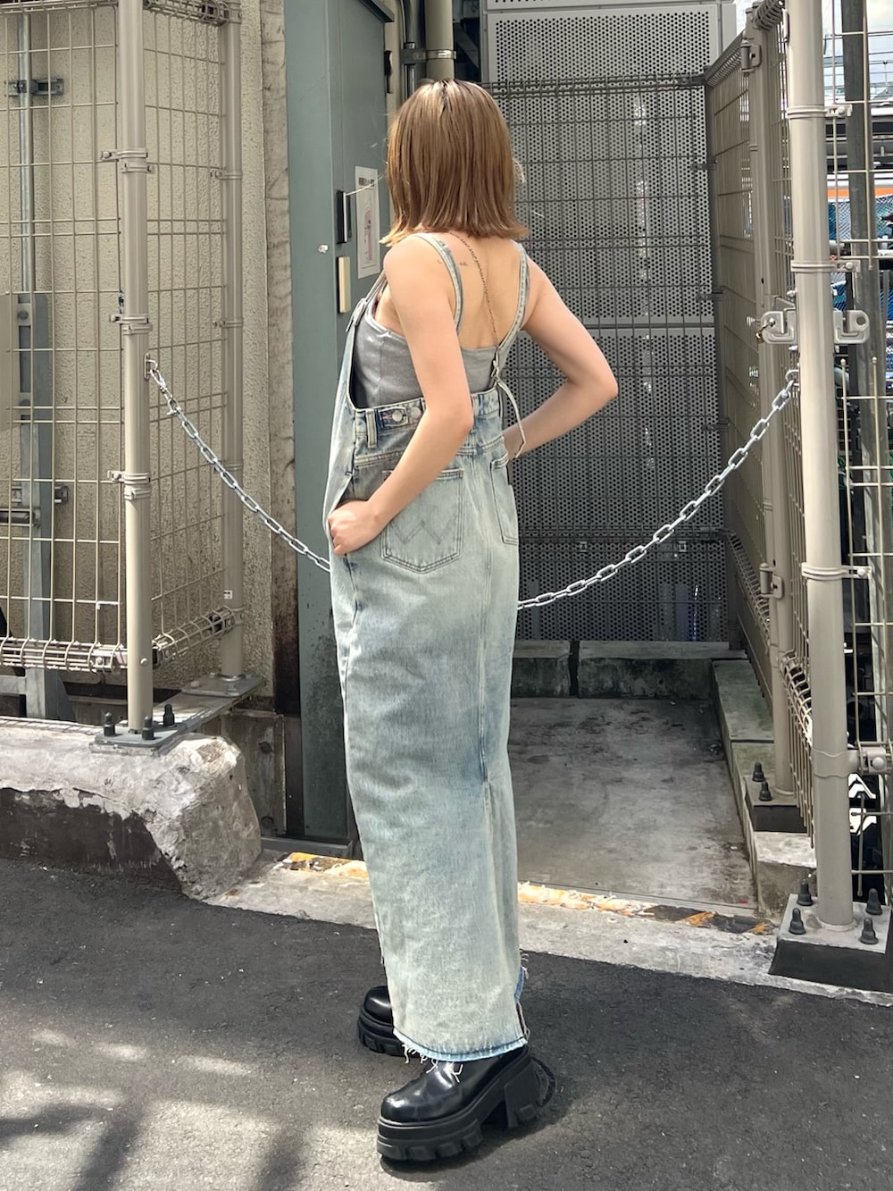 ブルー系のワンピースを着用したレディースの春コーディネートの2枚目の写真
