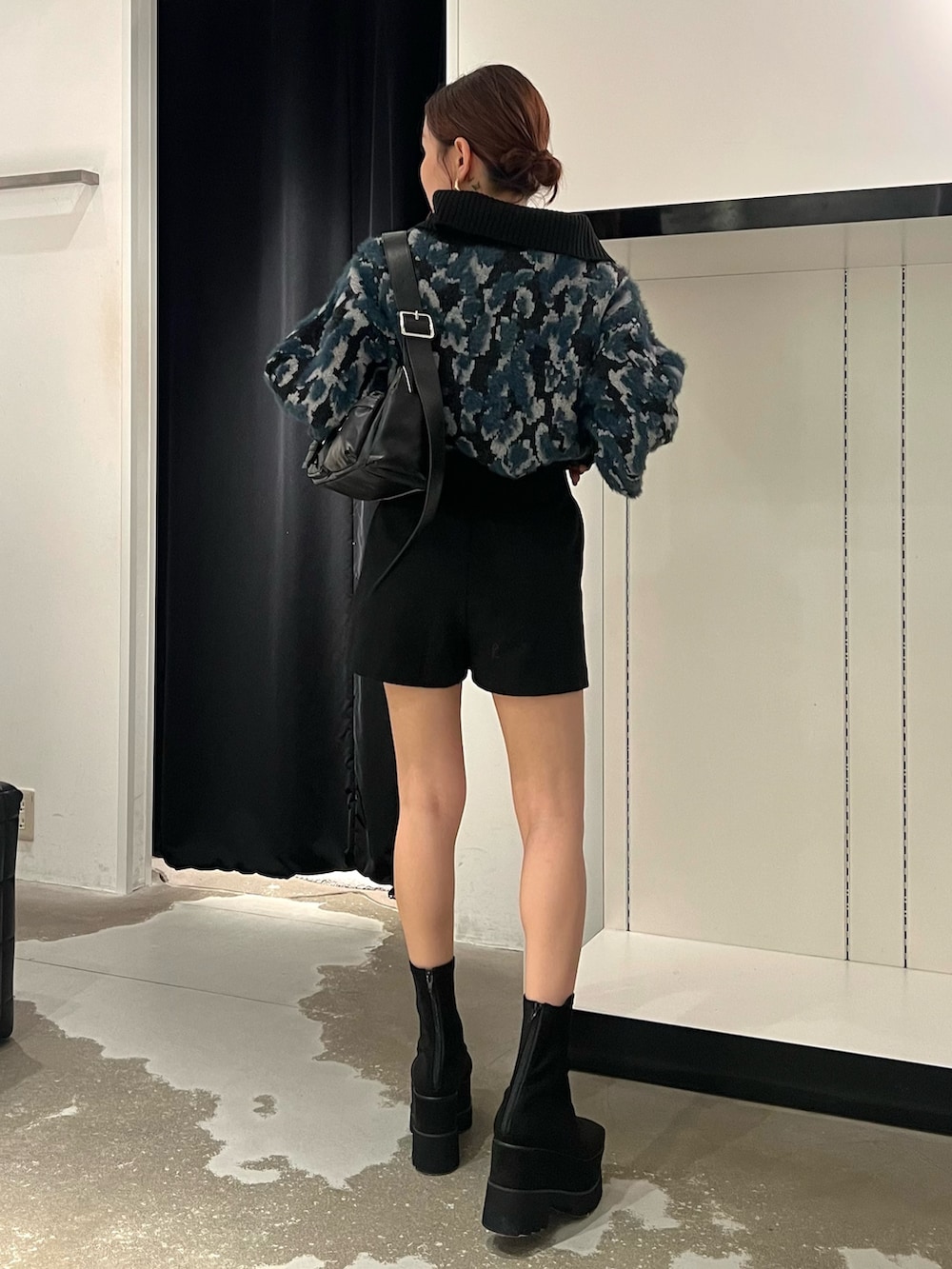 ブラック系のその他パンツ、ブラック系のニット/セーター、ブラック系のブーツを着用したレディースの秋コーディネートの3枚目の写真