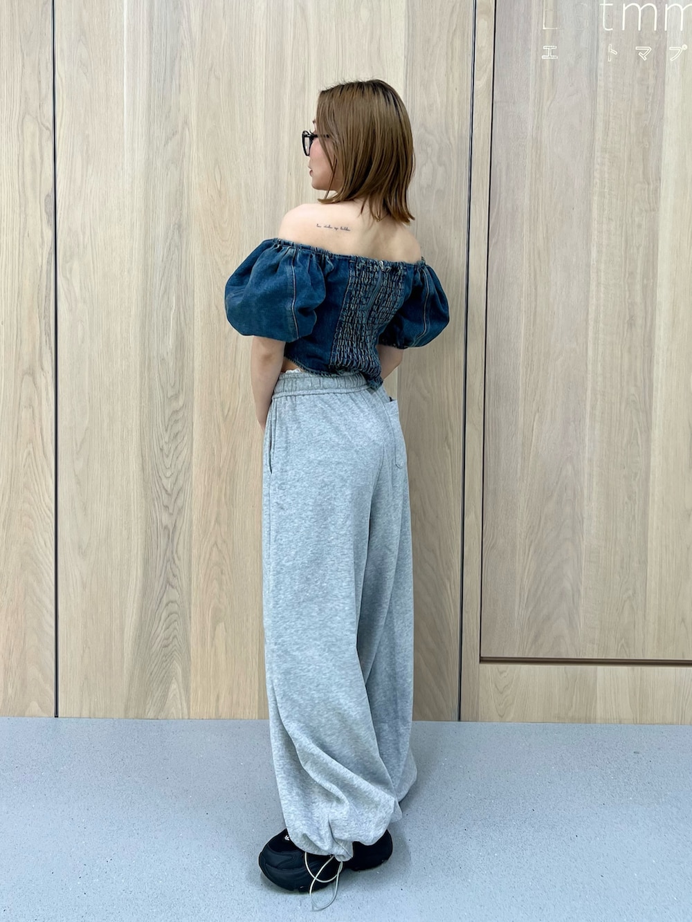 グレー系のスウェットパンツ、ブルー系のシャツ/ブラウスを着用したレディースの春コーディネートの2枚目の写真