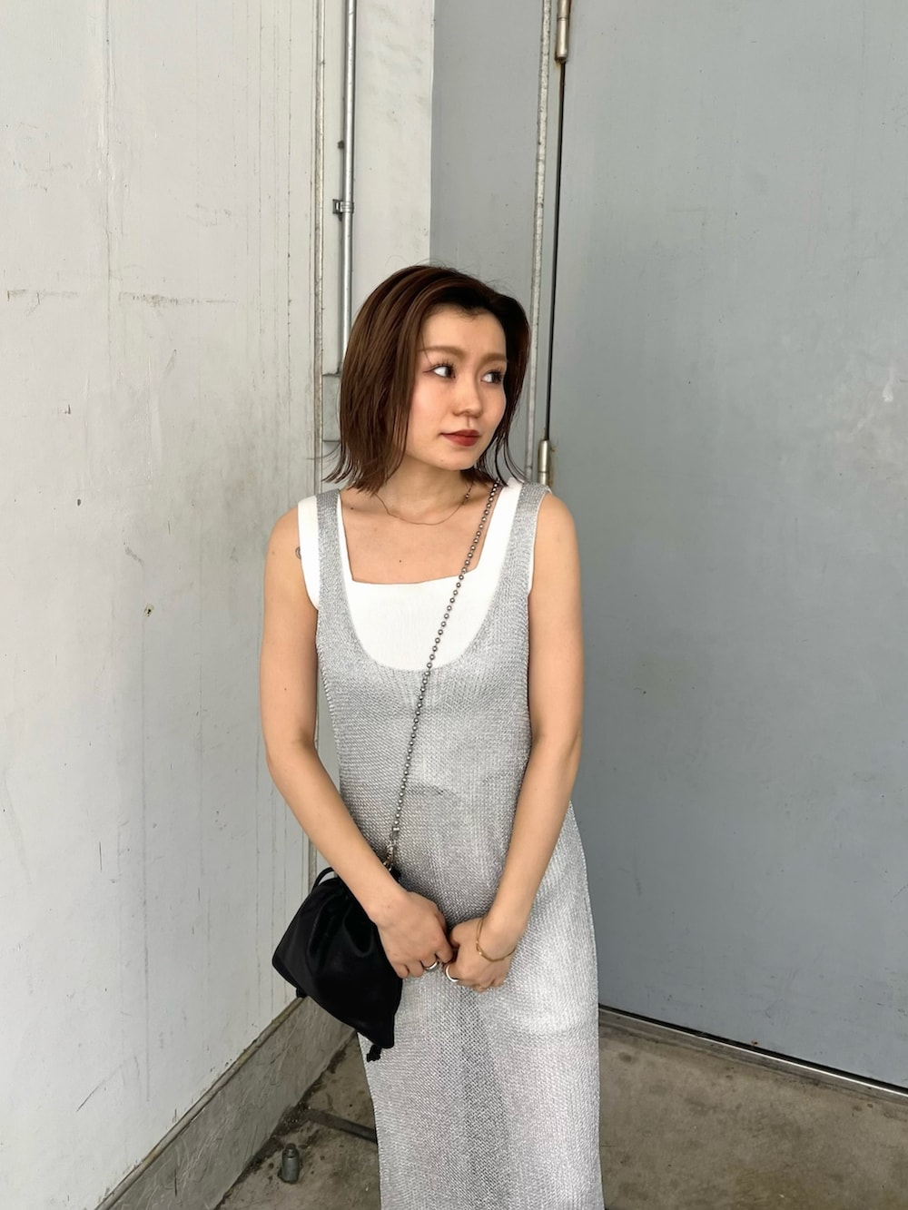 ホワイト系のニット/セーター、シルバー系のワンピース、ホワイト系のその他パンツを着用したレディースの夏コーディネートの4枚目の写真