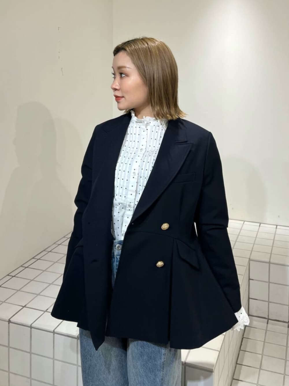 ブルー系のその他パンツ、その他のシャツ/ブラウス、ブルー系のノーカラージャケットを着用したレディースの冬コーディネートの4枚目の写真