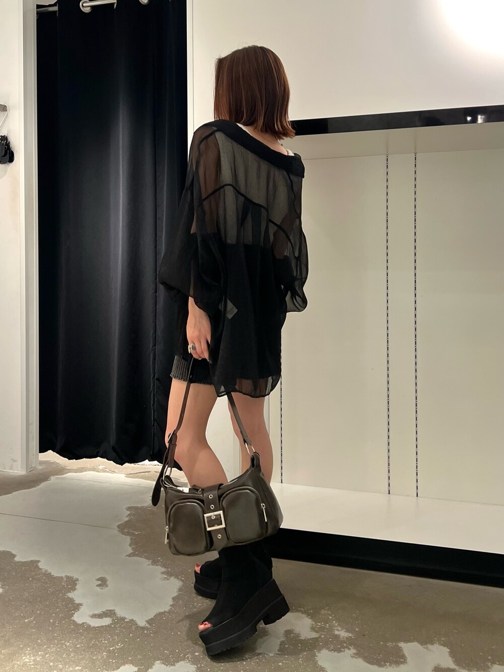 ブラック系のシャツ/ブラウス、ホワイト系のニット/セーター、ブラウン系のハンドバッグを着用したレディースの夏コーディネートの2枚目の写真