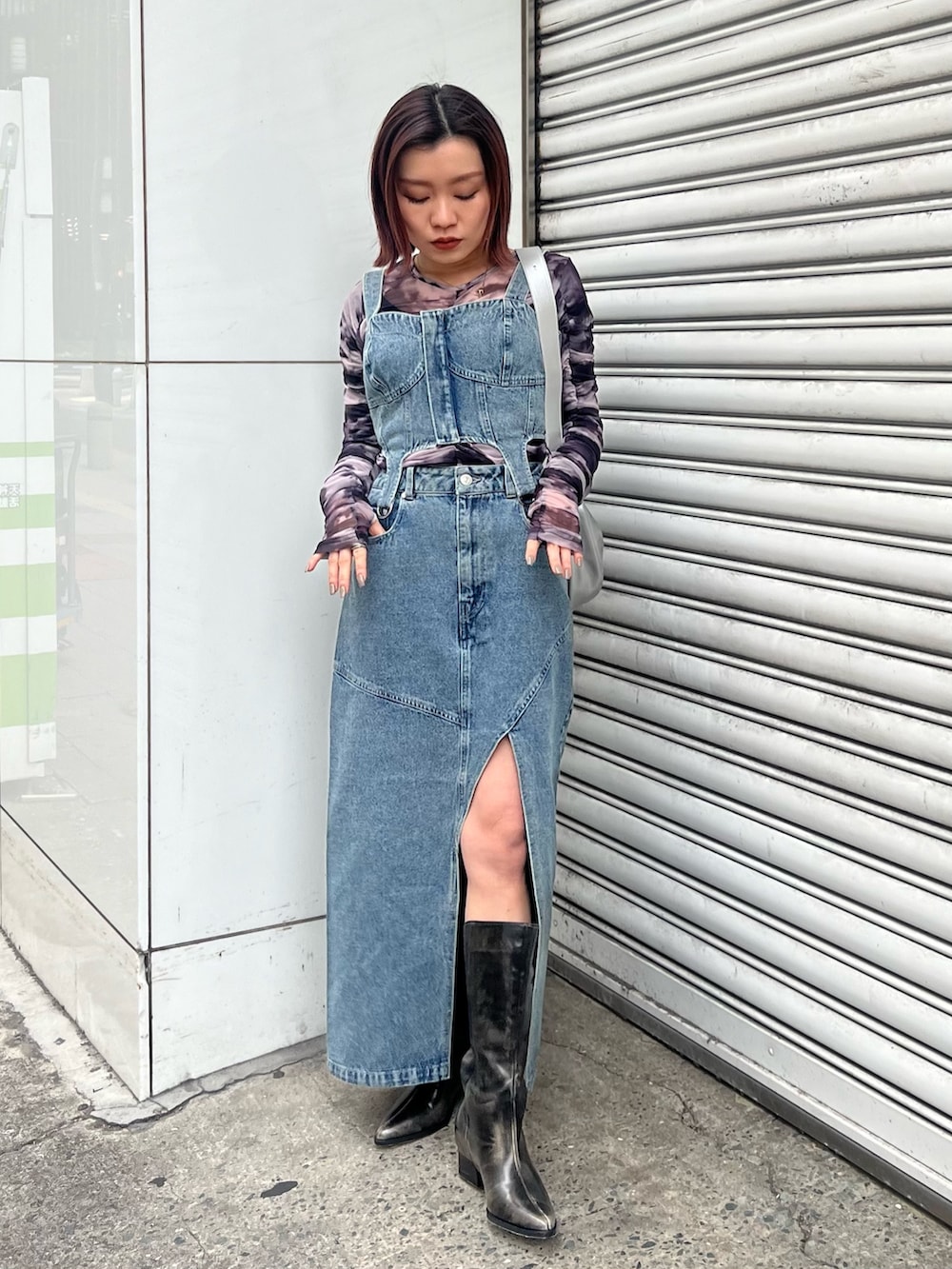 ブルー系のデニムスカート、ブルー系のその他トップス、シルバー系のショルダーバッグを着用したレディースの冬コーディネートの3枚目の写真