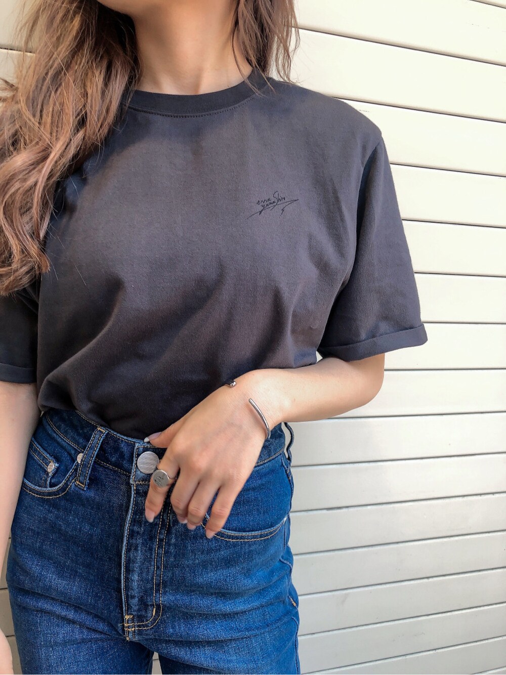 ブルー系のデニムパンツ、グレー系のTシャツ/カットソーを着用したレディースの夏コーディネートの3枚目の写真