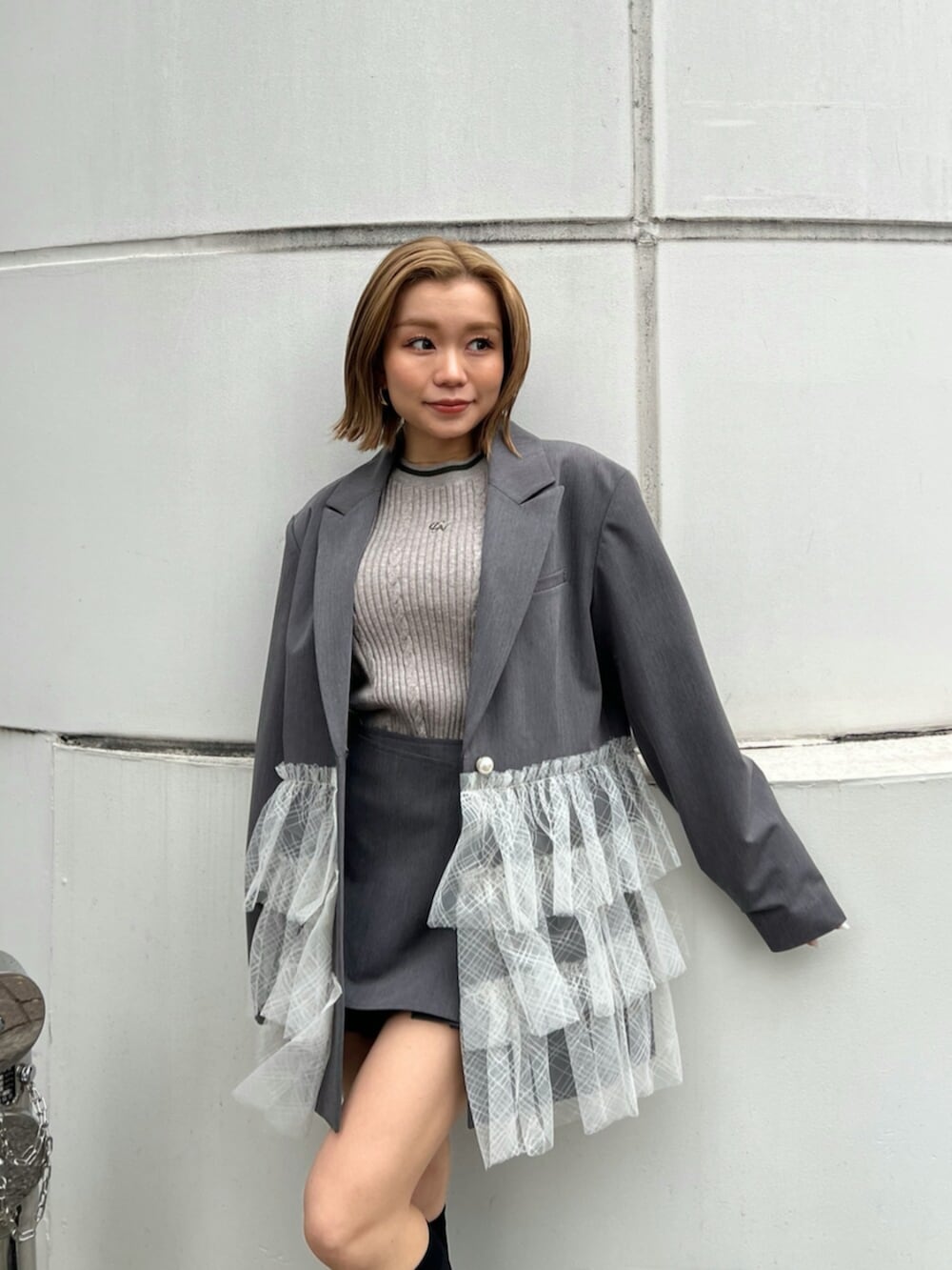 グレー系のテーラードジャケット、グレー系のニット/セーター、グレー系のその他パンツを着用したレディースの冬コーディネートの5枚目の写真