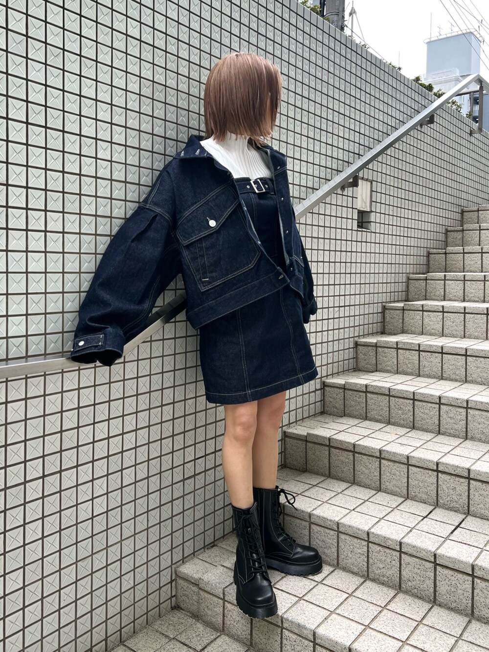 ホワイト系のニット/セーター、ブルー系のワンピース、ブルー系のデニムジャケットを着用したレディースの冬コーディネートの4枚目の写真