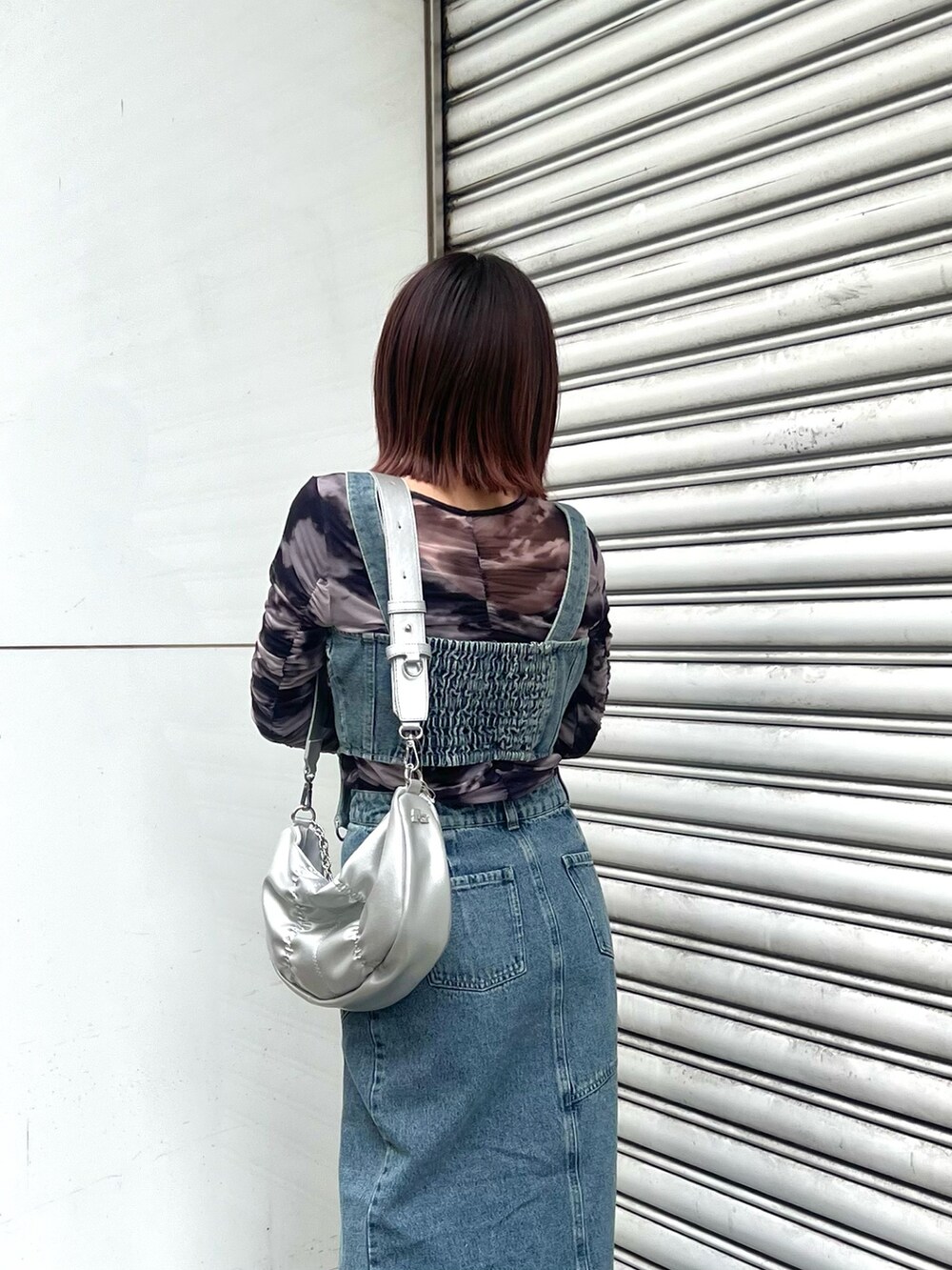 ブルー系のデニムスカート、ブルー系のその他トップス、シルバー系のショルダーバッグを着用したレディースの冬コーディネートの7枚目の写真