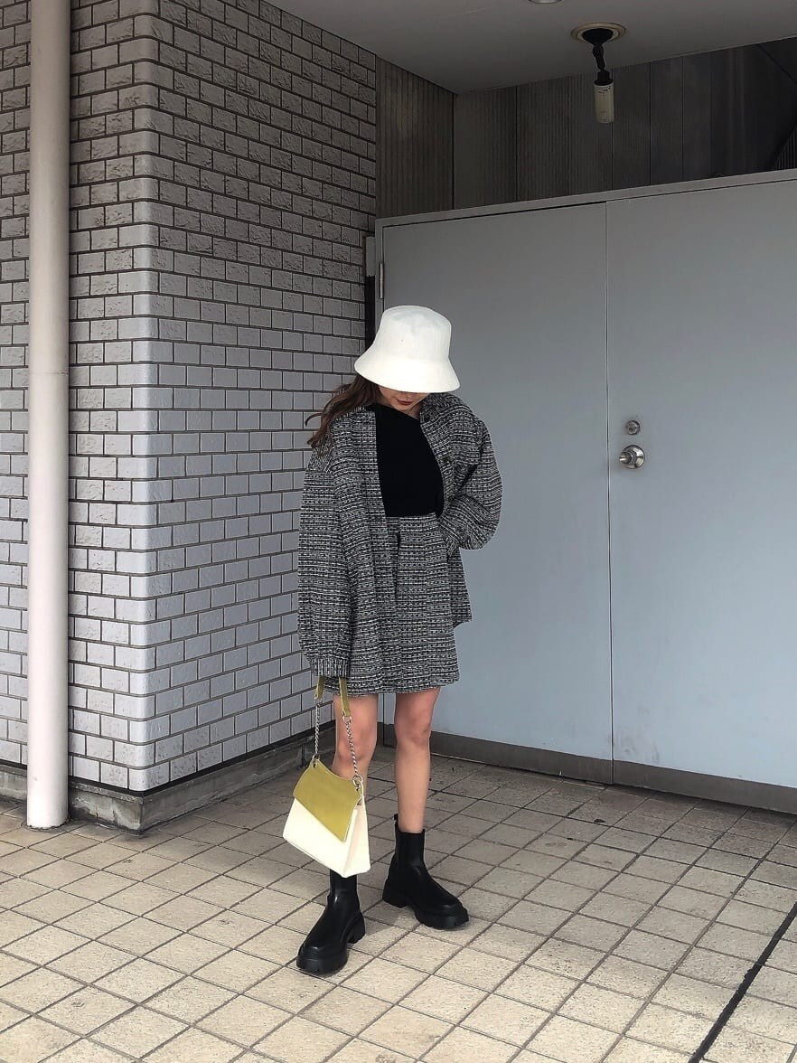 ブラック系のその他アウター、ブラック系のスカート、ブラック系のブーツを着用したレディースの春コーディネートの3枚目の写真