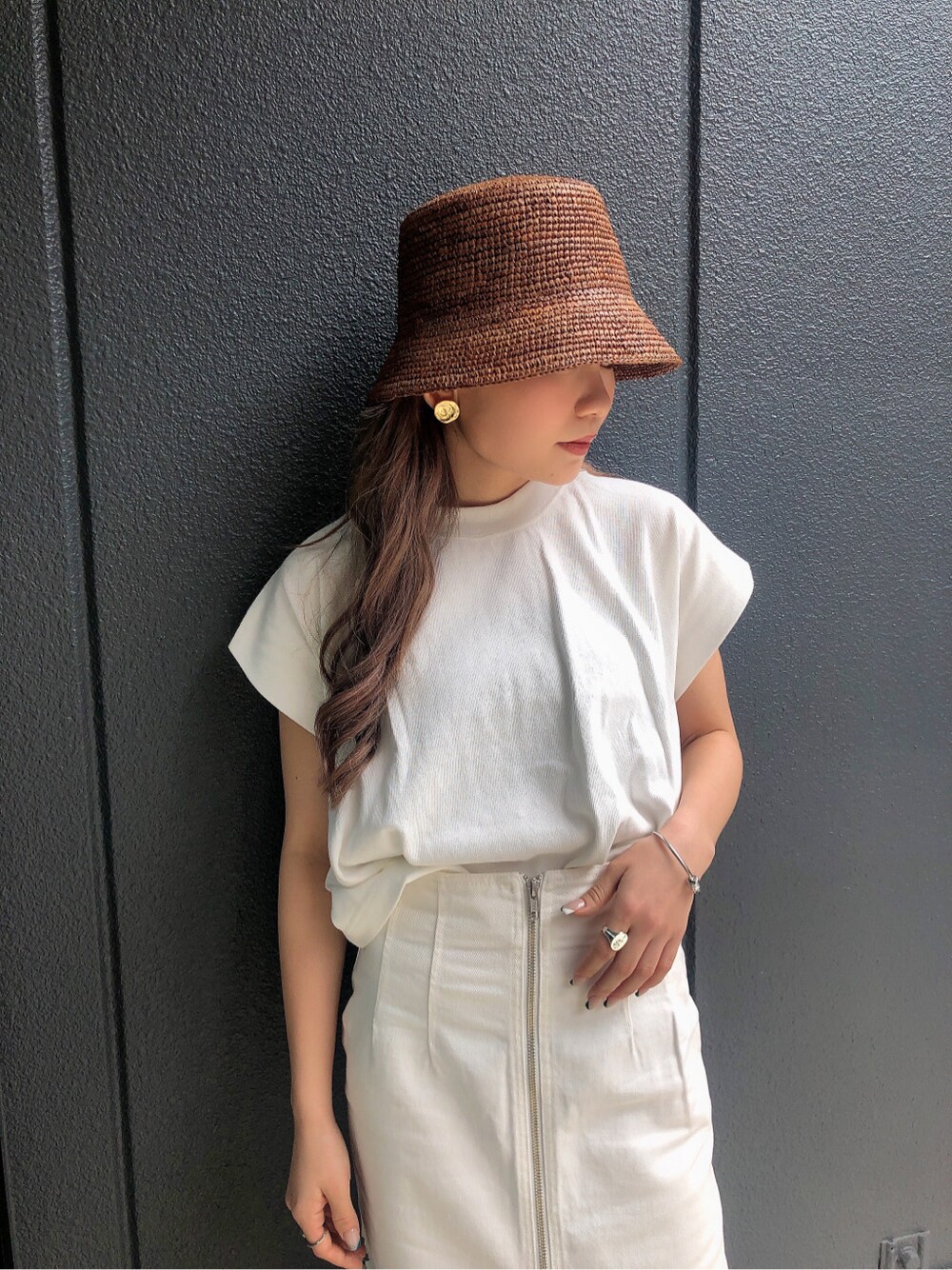 ホワイト系のスカート、ホワイト系のサンダル、ホワイト系のタンクトップを着用したレディースの夏コーディネートの4枚目の写真