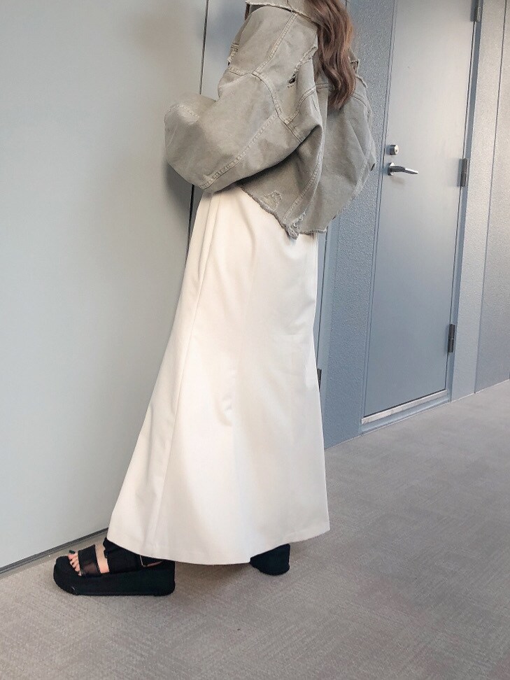 ホワイト系のキャミソール、ベージュ系のデニムジャケットを着用したレディースの春コーディネートの4枚目の写真