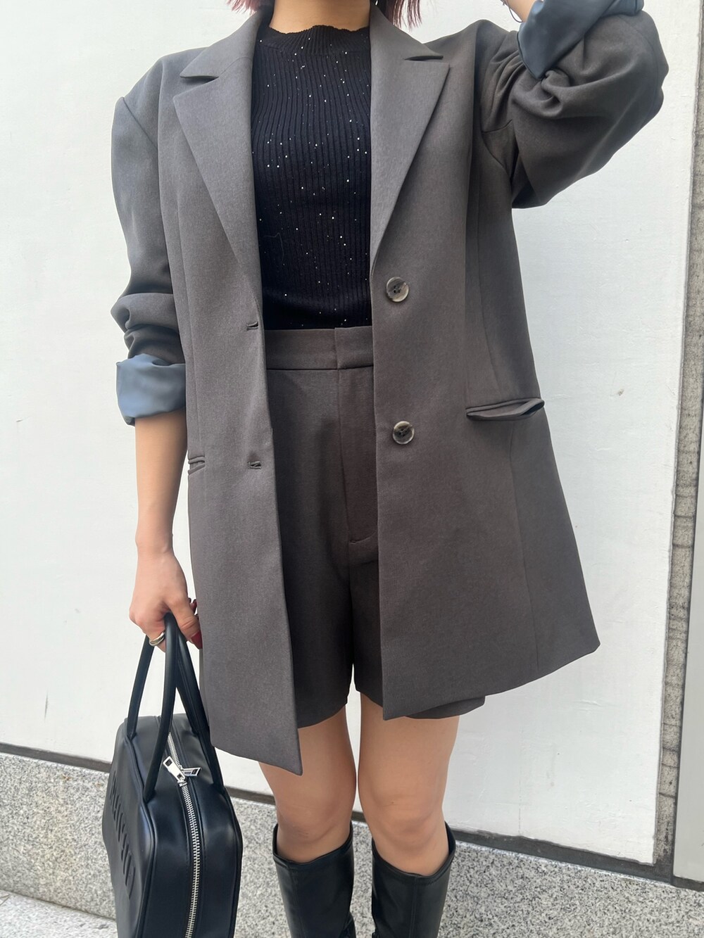 グレー系のテーラードジャケット、グレー系のその他パンツ、ブラック系のニット/セーターを着用したレディースの秋コーディネートの8枚目の写真