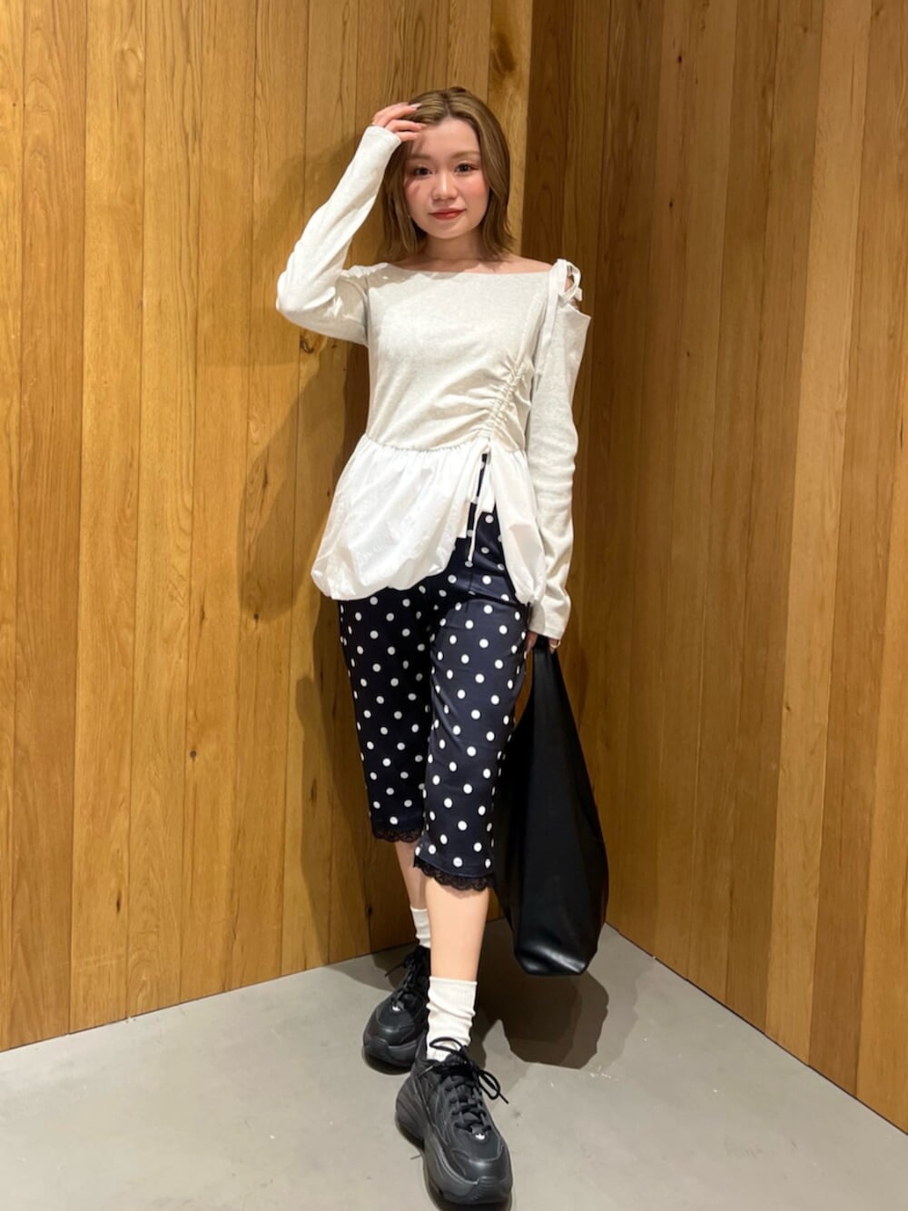 グレー系のTシャツ/カットソーを着用したレディースの春コーディネートの2枚目の写真