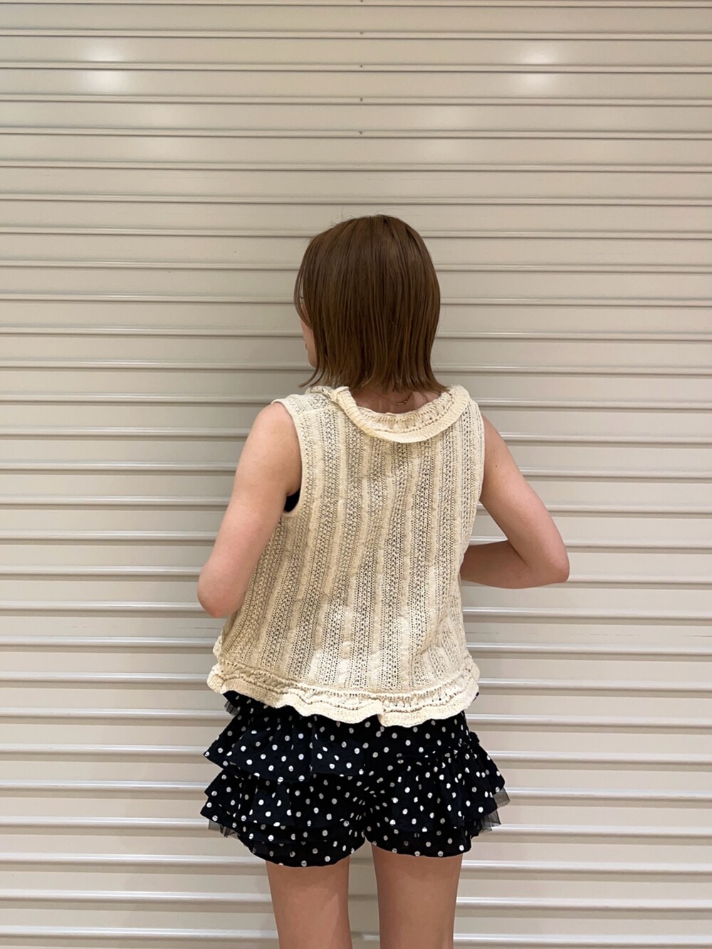 ブラック系のタンクトップ、ブラック系のその他パンツ、ホワイト系のニット/セーターを着用したレディースの夏コーディネートの5枚目の写真