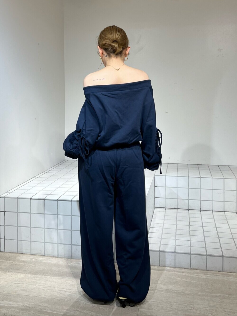 ブラック系のサンダル、ブルー系のスウェット、ブルー系のその他パンツを着用したレディースの春コーディネートの3枚目の写真