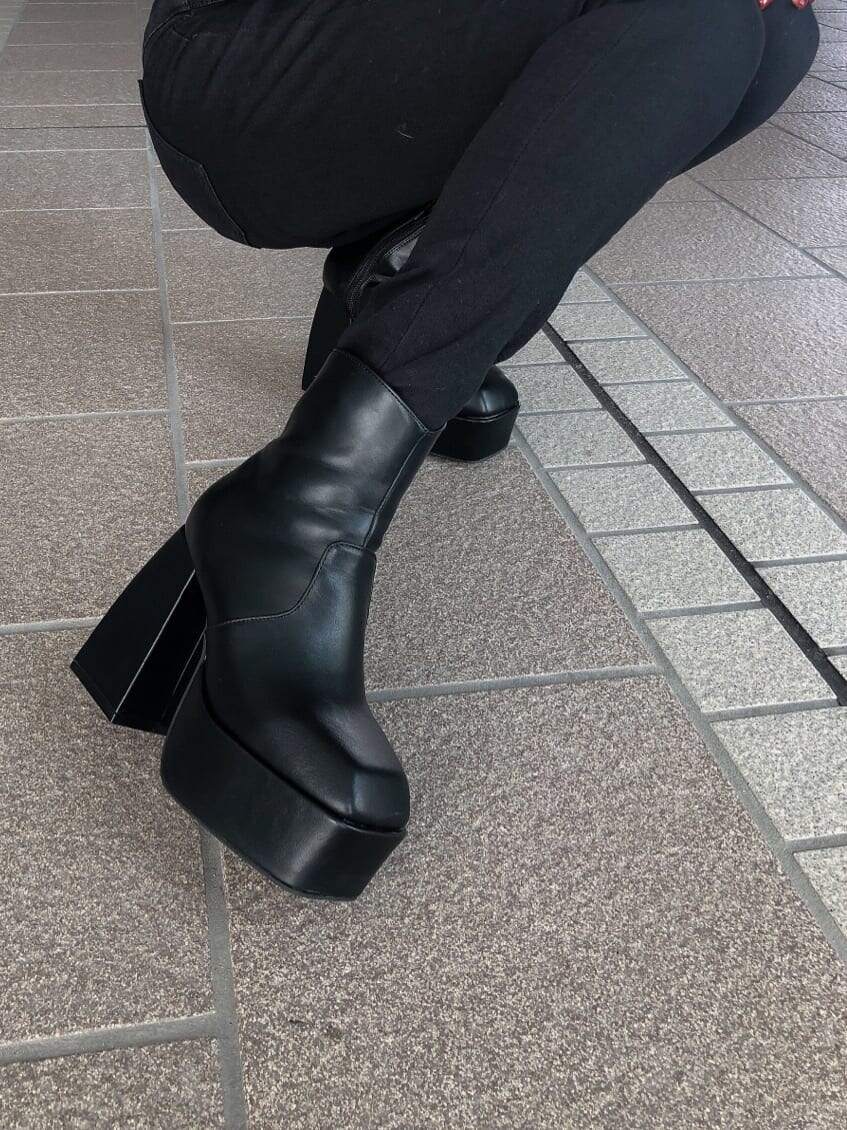 ブラック系のブーツ、パープル系のブルゾン、ブラック系のニット/セーターを着用したレディースの秋コーディネートの6枚目の写真