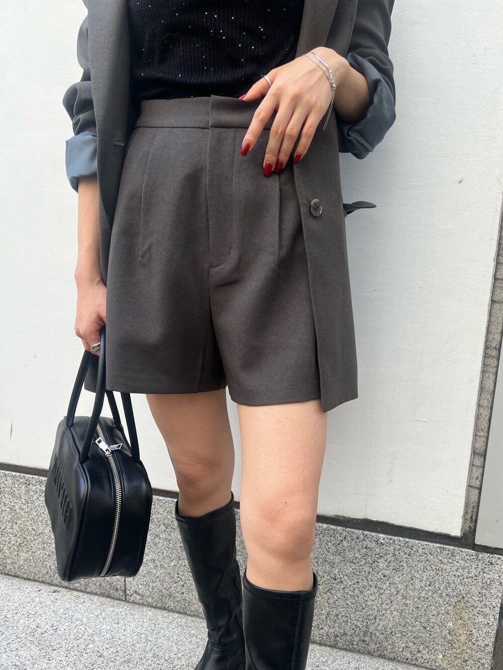 グレー系のテーラードジャケット、グレー系のその他パンツ、ブラック系のニット/セーターを着用したレディースの秋コーディネートの7枚目の写真