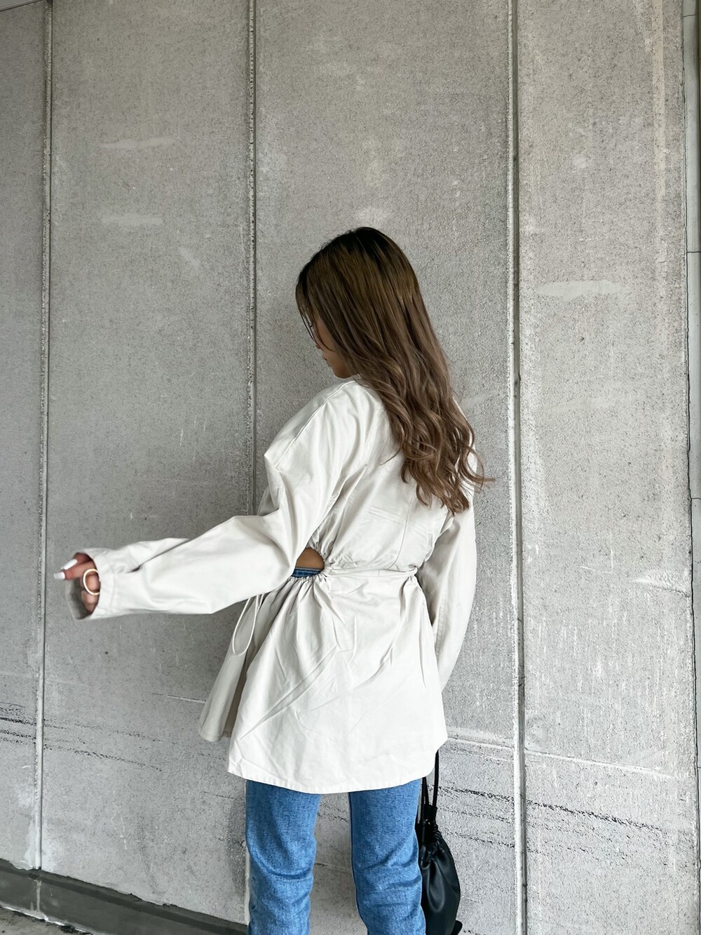 ベージュ系のシャツ/ブラウス、ブラック系のローファー、ブラック系のハンドバッグを着用したレディースの冬コーディネートの4枚目の写真