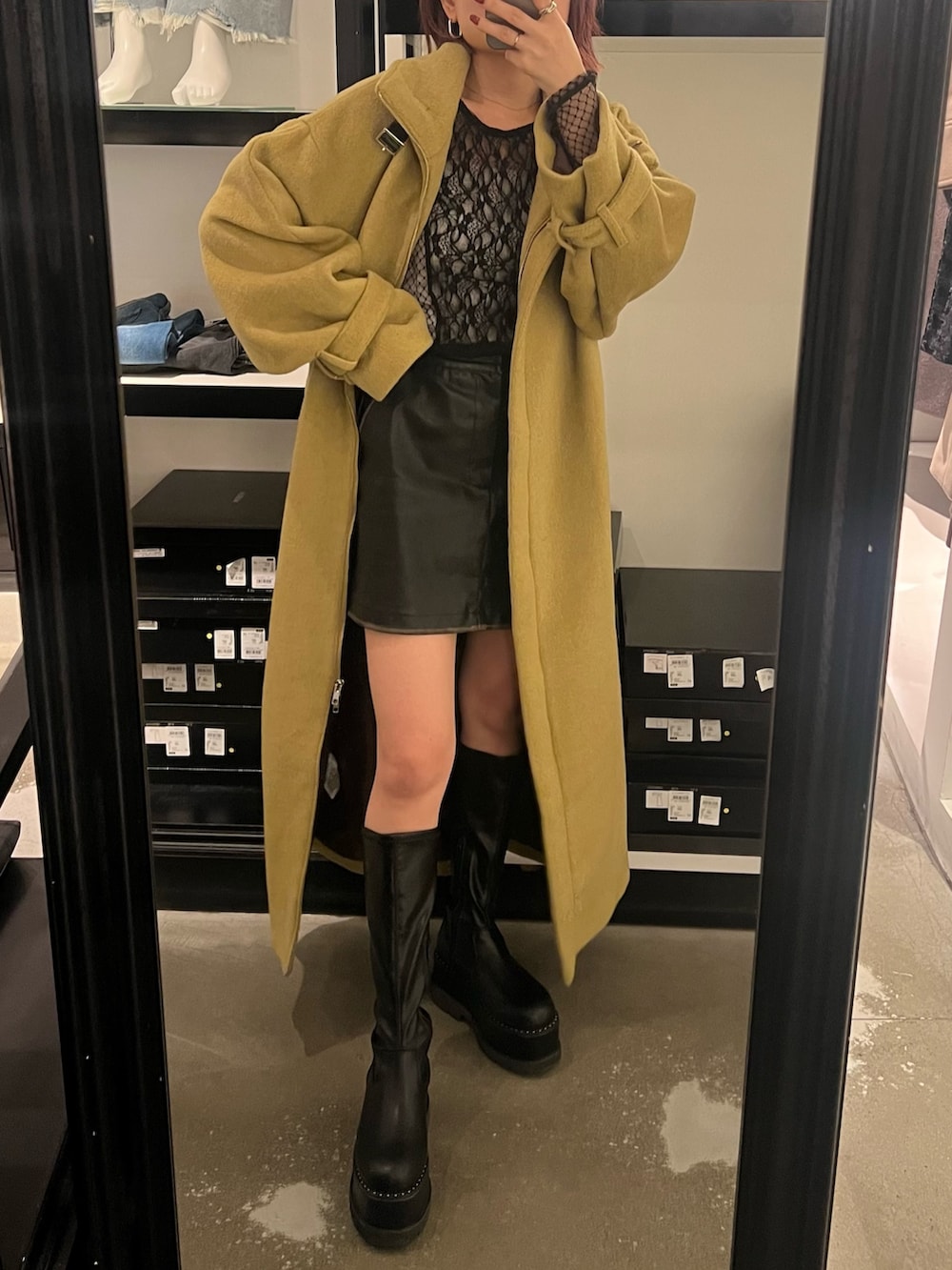 イエロー系のその他アウター、ブラック系のブーツ、ブラック系のTシャツ/カットソーを着用したレディースの秋コーディネートの4枚目の写真