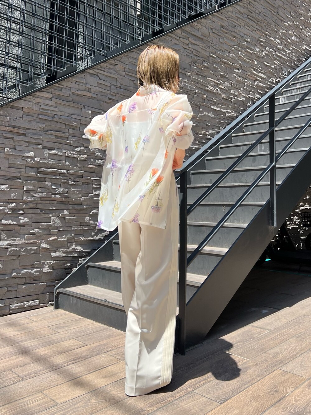 ホワイト系のシャツ/ブラウス、ホワイト系のニット/セーター、ホワイト系のその他パンツを着用したレディースの春コーディネートの2枚目の写真