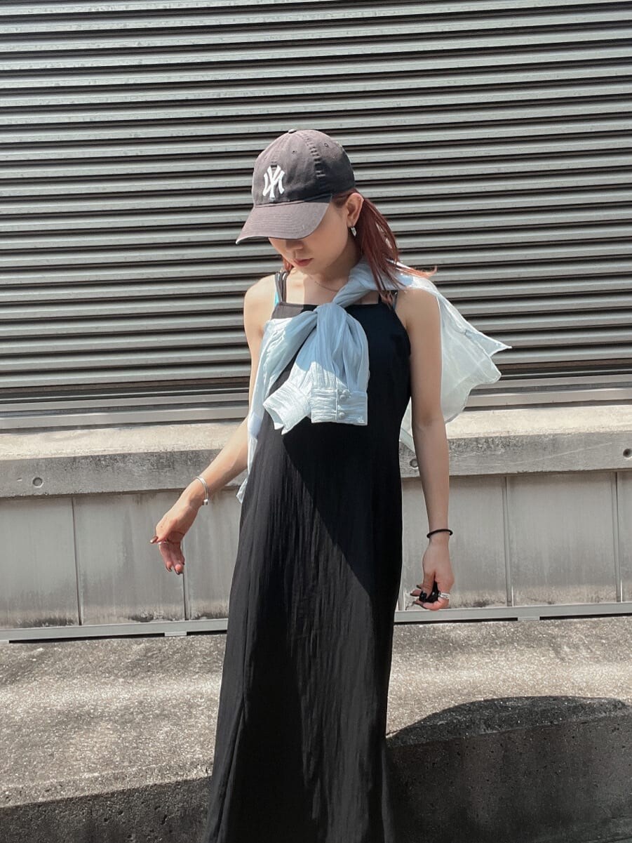 ブラック系のワンピース、その他のサンダル、ブルー系のシャツ/ブラウスを着用したレディースの夏コーディネートの3枚目の写真