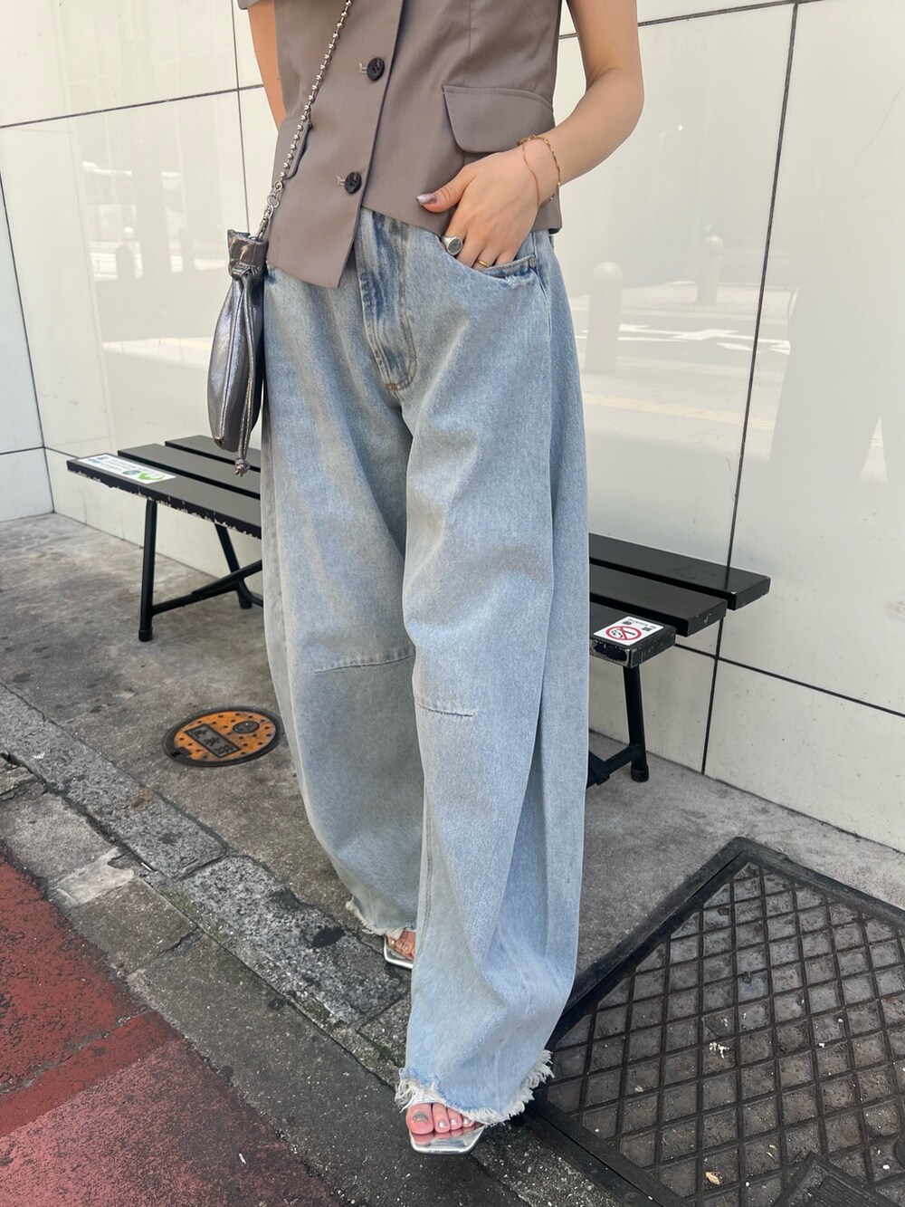 ブラウン系のシャツ/ブラウス、ブルー系のデニムパンツ、シルバー系のサンダルを着用したレディースの夏コーディネートの9枚目の写真
