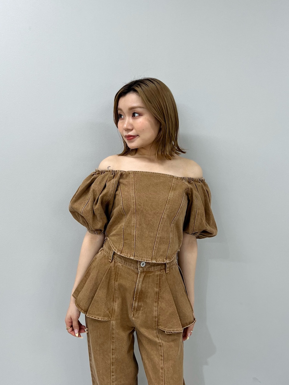 ブラウン系のシャツ/ブラウス、ブラウン系のデニムパンツ、ブラウン系のブーツを着用したレディースの春コーディネートの4枚目の写真