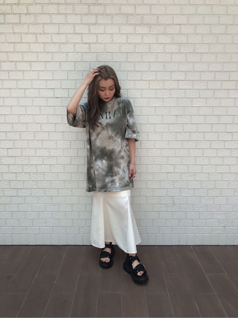 ブラック系のサンダル、ホワイト系のスカート、その他のTシャツ/カットソーを着用したレディースの春コーディネートの4枚目の写真
