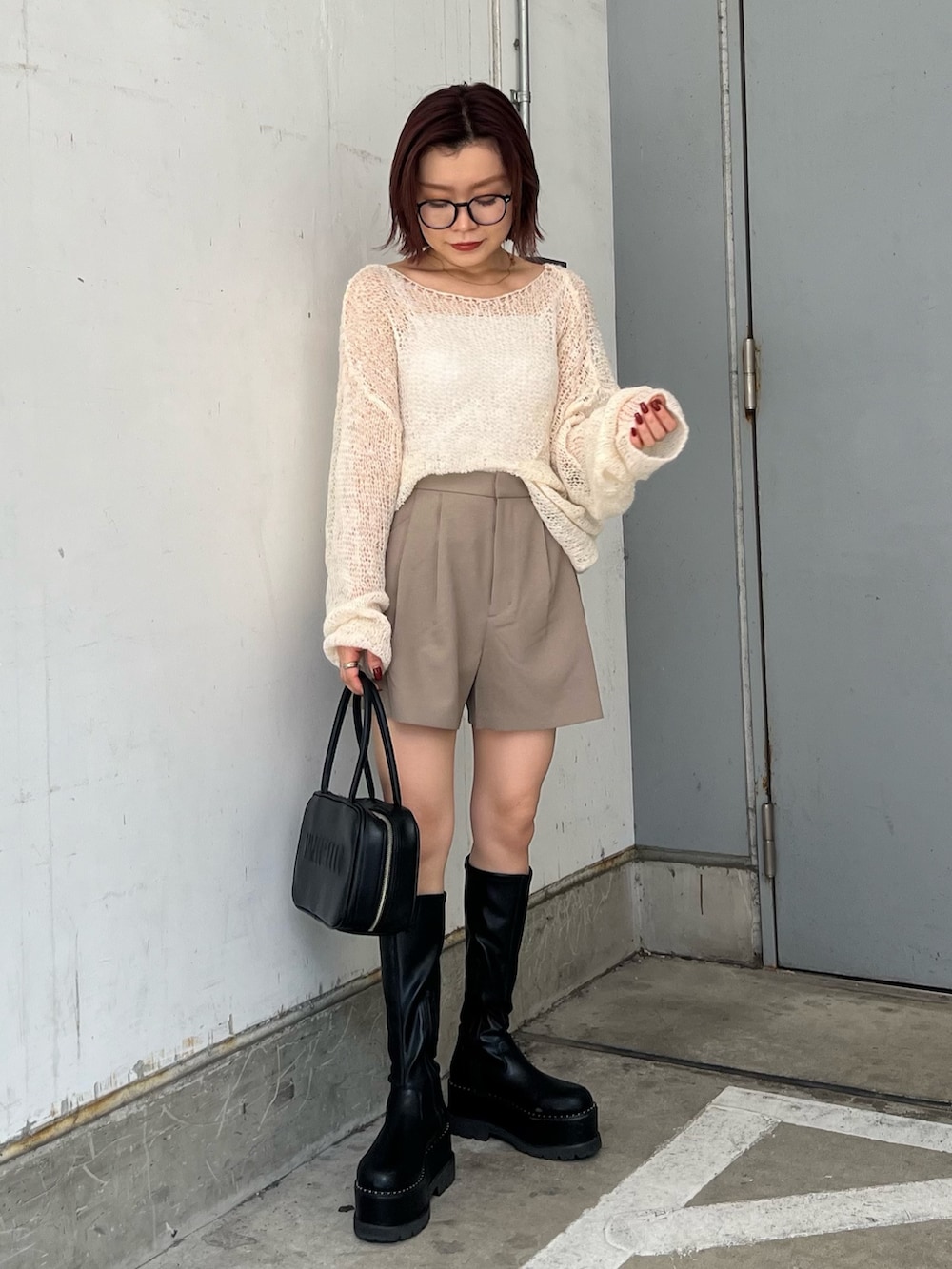 ホワイト系のニット/セーター、ベージュ系のその他パンツ、ブルー系のデニムジャケットを着用したレディースの秋コーディネートの4枚目の写真