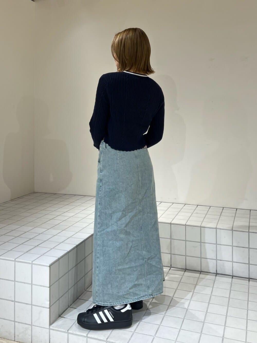 ブルー系のスカート、ブルー系のニット/セーターを着用したレディースの冬コーディネートの3枚目の写真