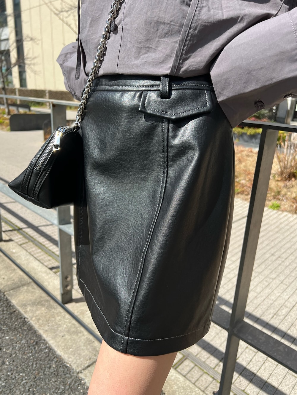 ブラック系のブーツ、ブラック系のスカート、グレー系のシャツ/ブラウスを着用したレディースの春コーディネートの7枚目の写真