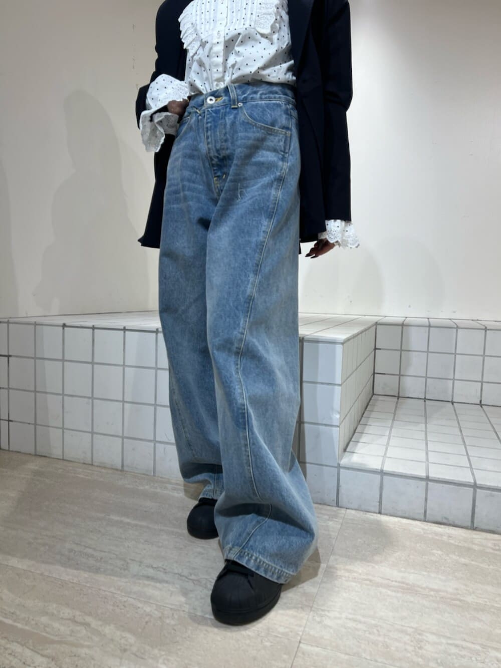 ブルー系のその他パンツ、その他のシャツ/ブラウス、ブルー系のノーカラージャケットを着用したレディースの冬コーディネートの5枚目の写真