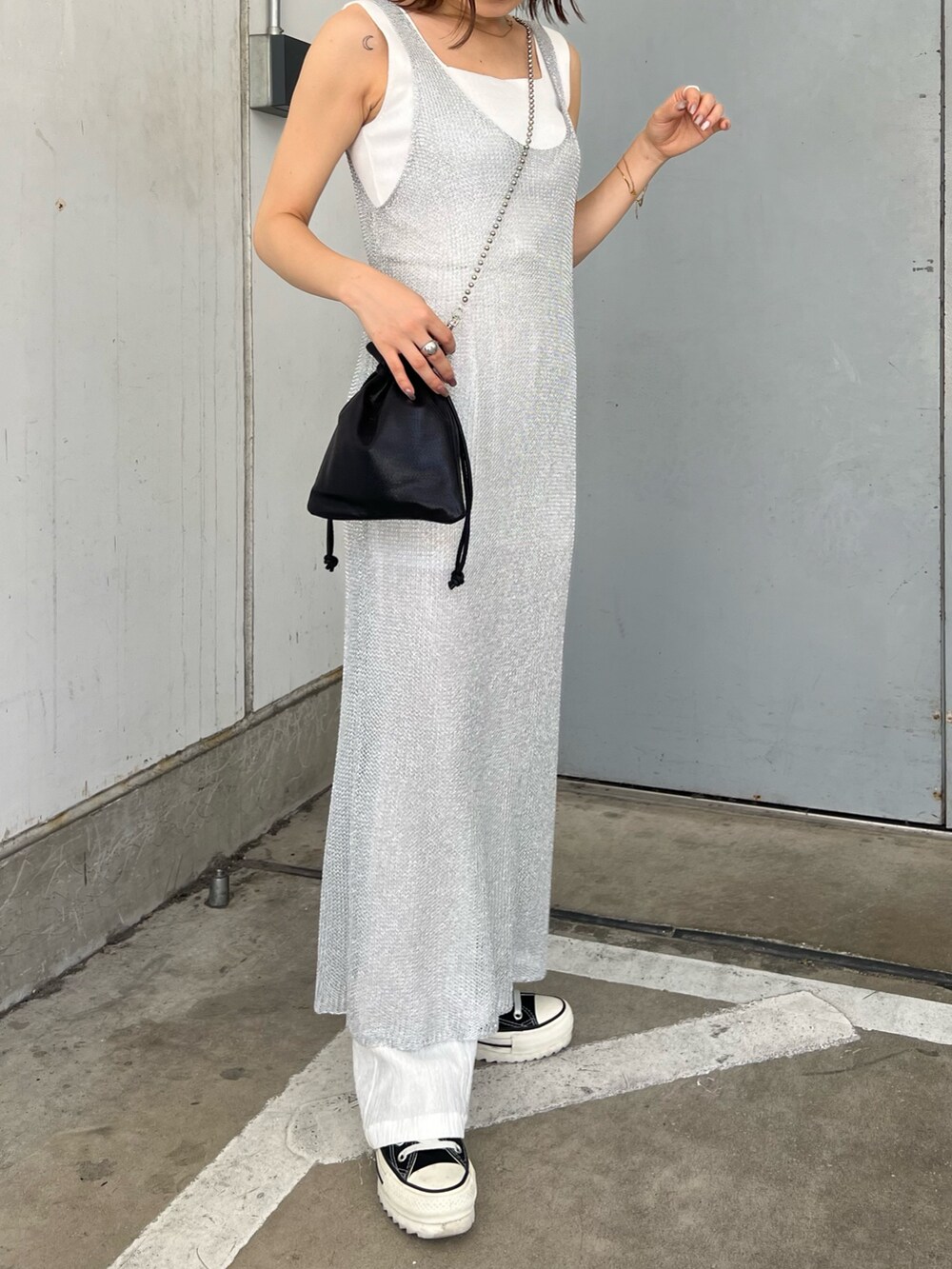 ホワイト系のニット/セーター、シルバー系のワンピース、ホワイト系のその他パンツを着用したレディースの夏コーディネートの6枚目の写真