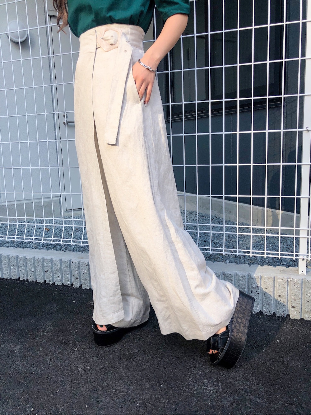 ホワイト系のその他パンツ、グリーン系のTシャツ/カットソー、ブラウン系のキャップを着用したレディースの春コーディネートの5枚目の写真