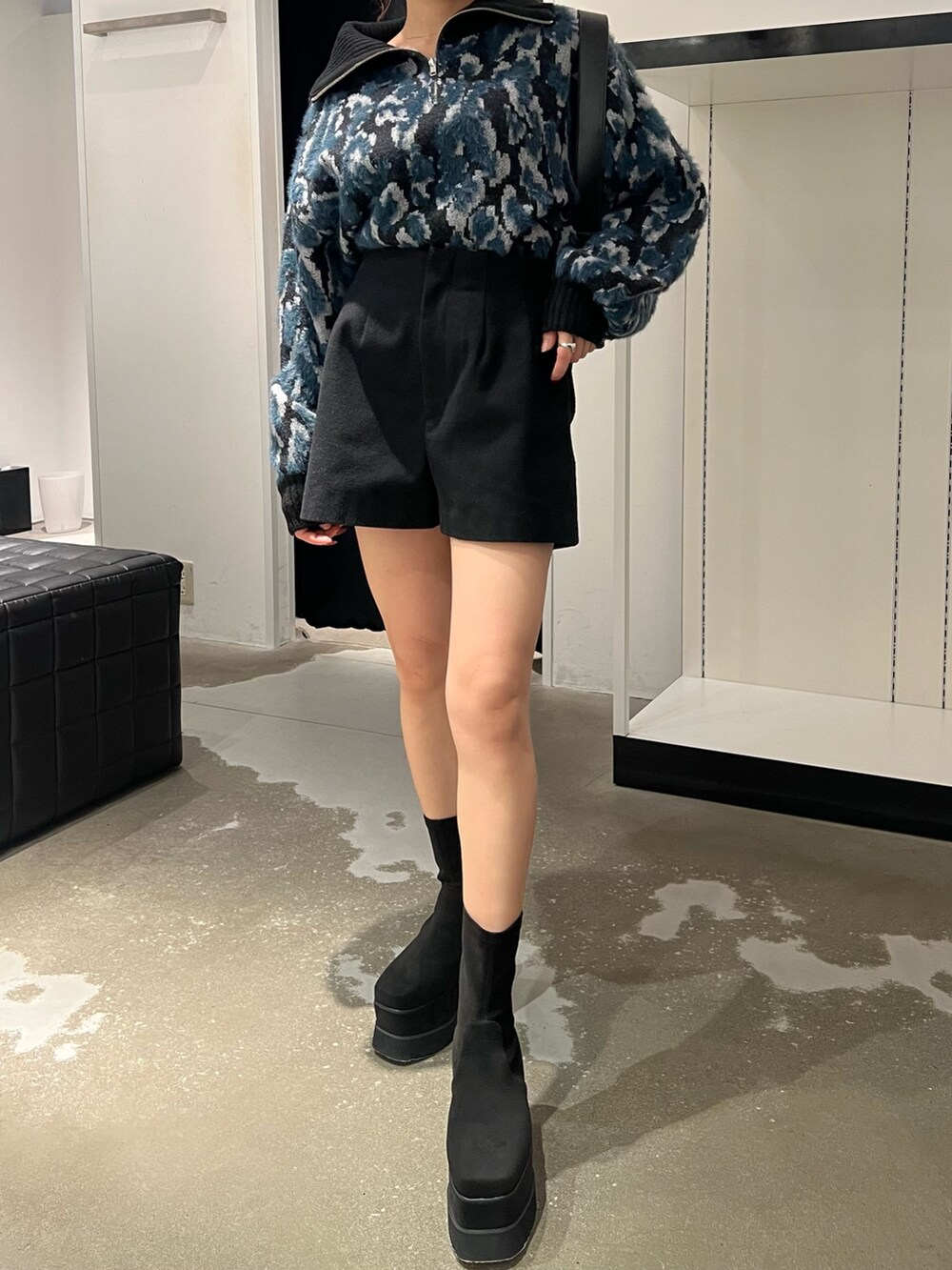 ブラック系のその他パンツ、ブラック系のニット/セーター、ブラック系のブーツを着用したレディースの秋コーディネートの7枚目の写真