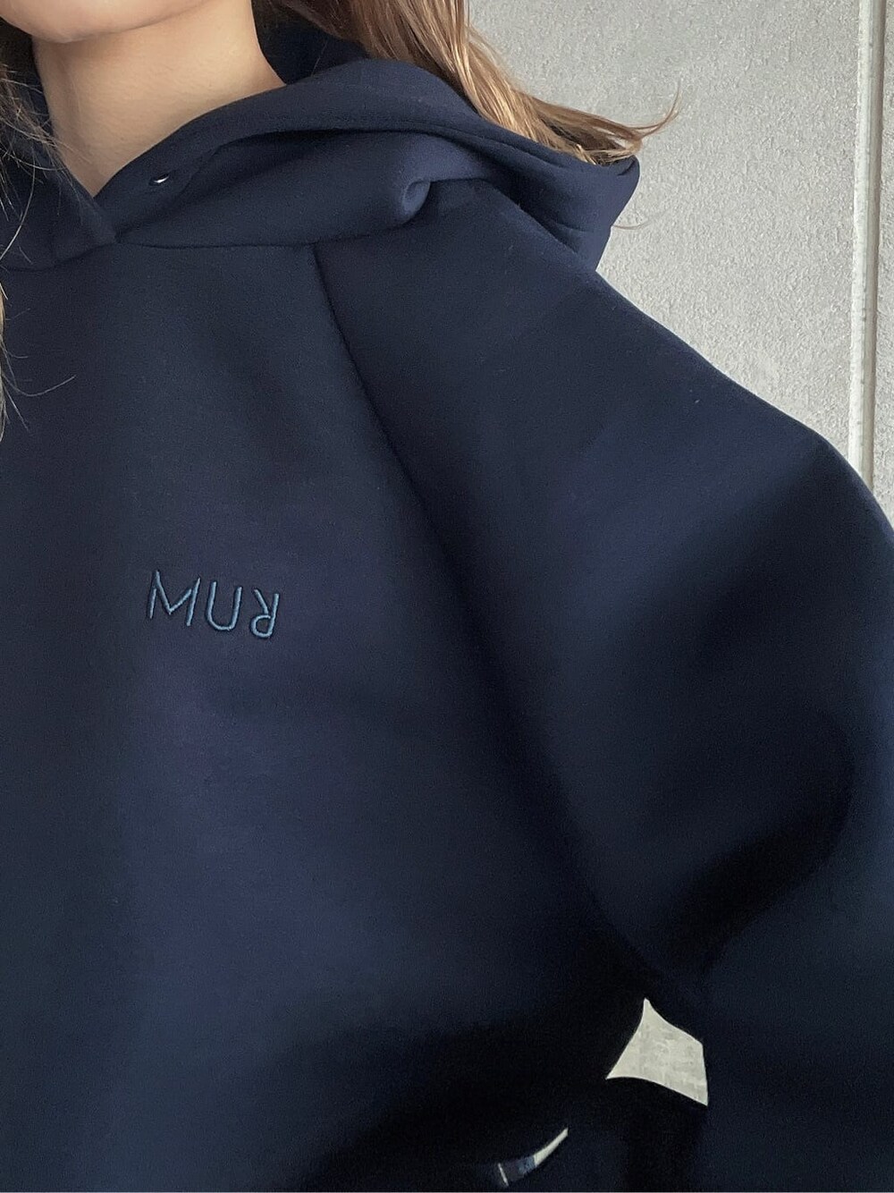 ブルー系のパーカーを着用したレディースの秋コーディネートの7枚目の写真