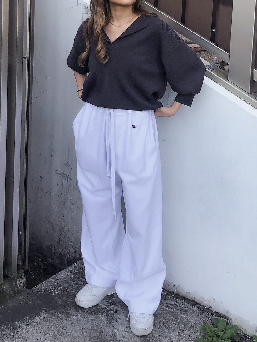 ホワイト系のスウェットパンツ、グレー系のニット/セーター、ブラック系のハットを着用したレディースの春コーディネートの2枚目の写真