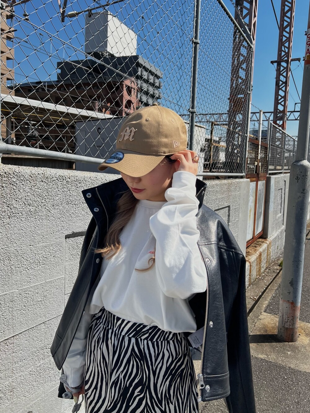 ブラック系のローファー、ホワイト系のTシャツ/カットソー、ホワイト系のスカートを着用したレディースの春コーディネートの4枚目の写真