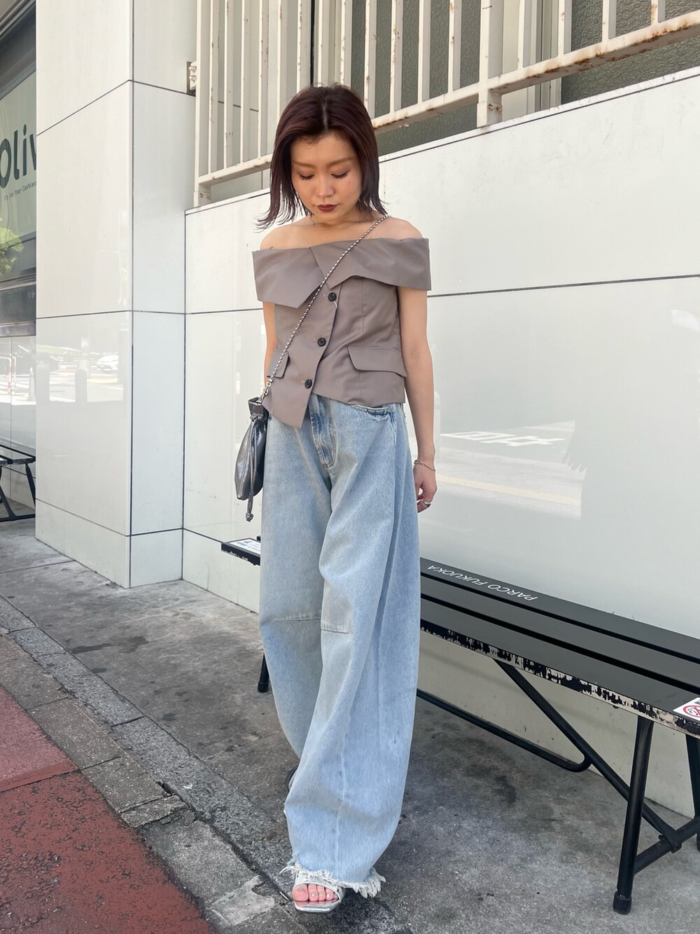 ブラウン系のシャツ/ブラウス、ブルー系のデニムパンツ、シルバー系のサンダルを着用したレディースの夏コーディネートの2枚目の写真