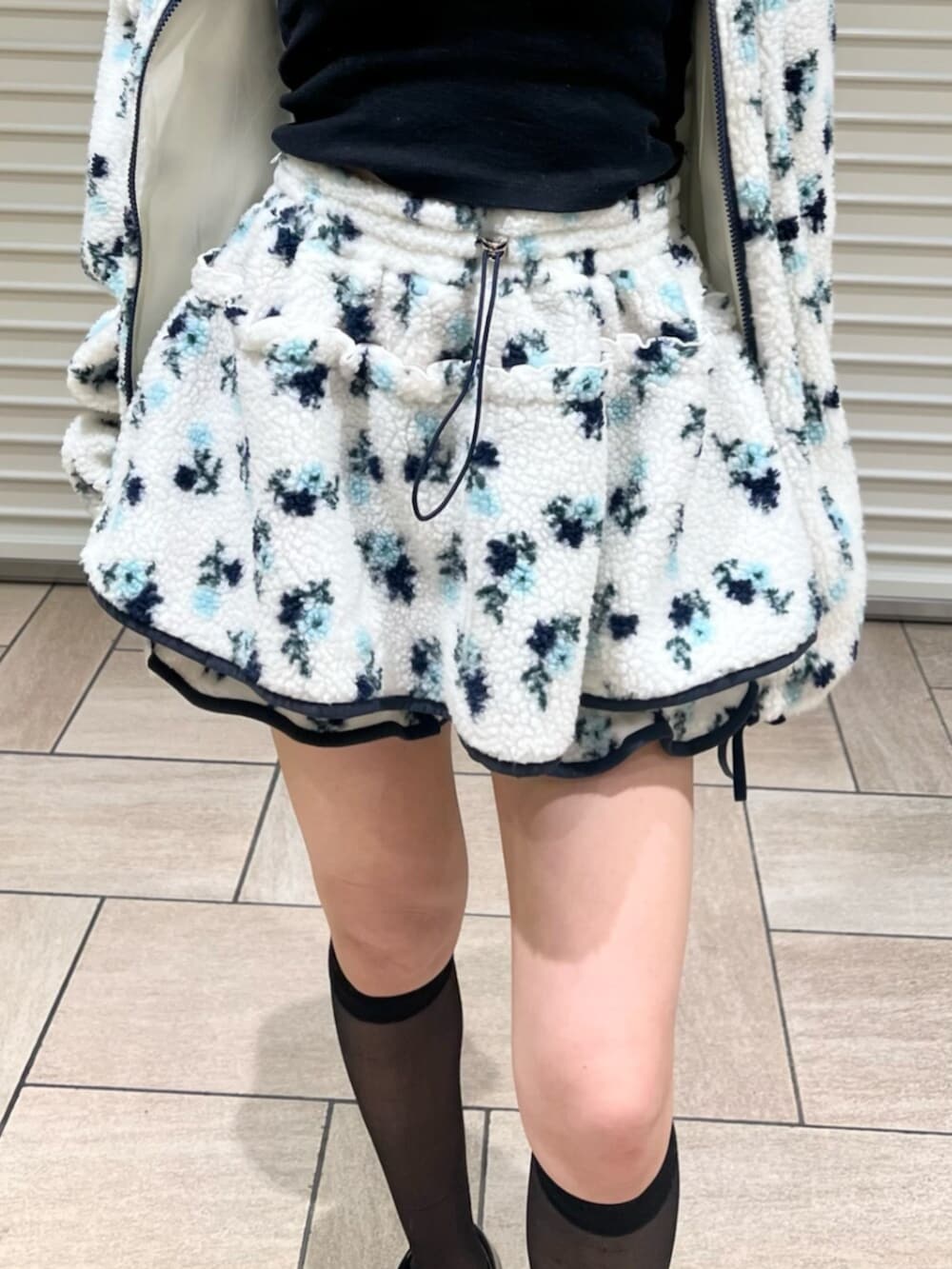 ブルー系のブルゾン、ブルー系のその他パンツを着用したレディースの夏コーディネートの5枚目の写真