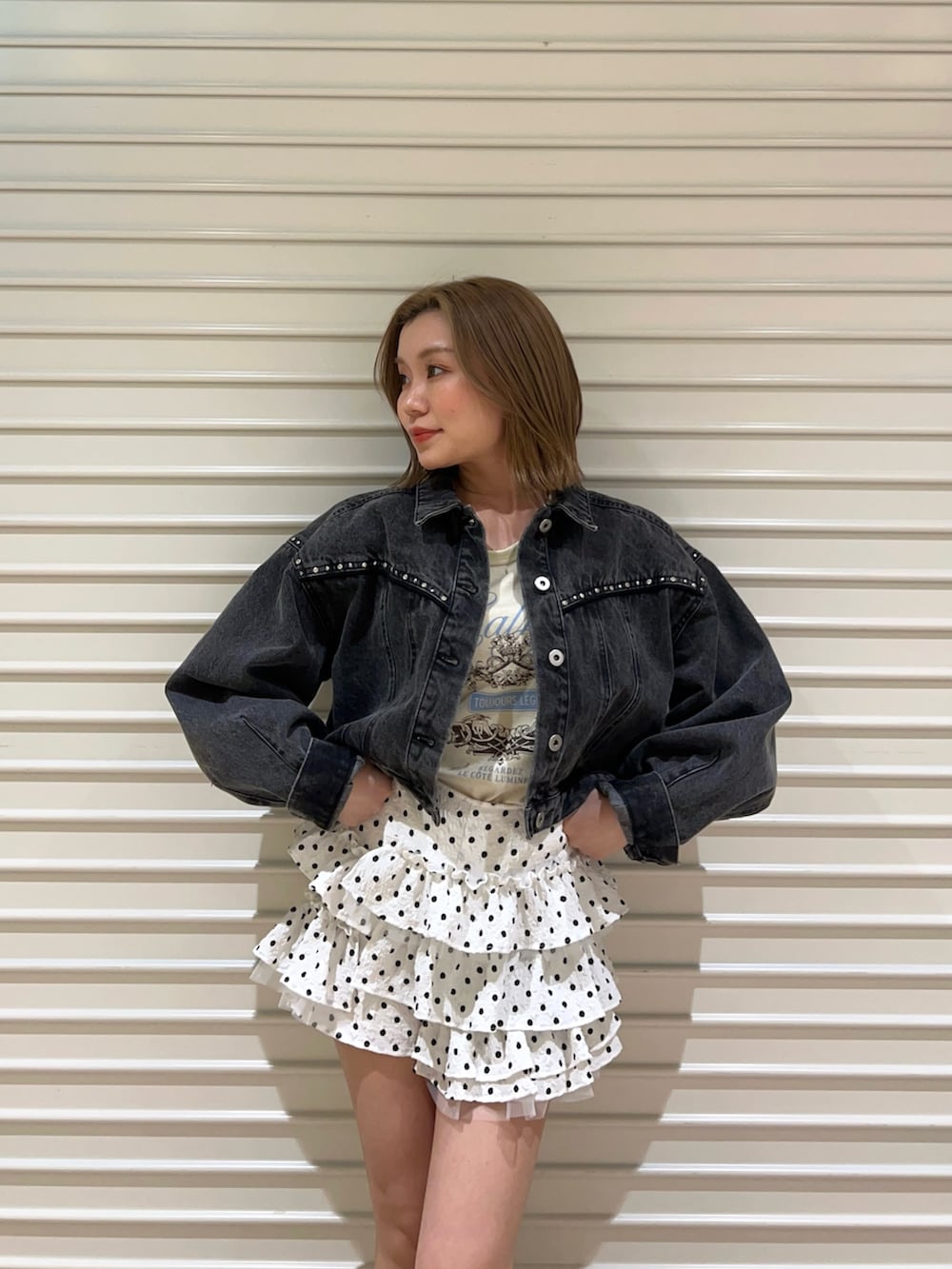 イエロー系のTシャツ/カットソー、ブラック系のデニムジャケット、ホワイト系のその他パンツを着用したレディースの春コーディネートの4枚目の写真