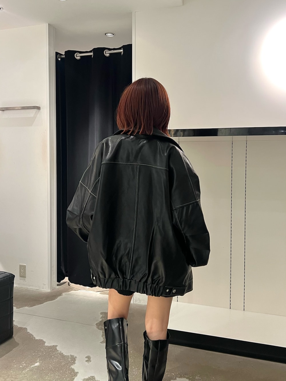 ブラック系のブーツ、ブラック系のその他パンツ、ブラック系のブルゾンを着用したレディースの秋コーディネートの5枚目の写真