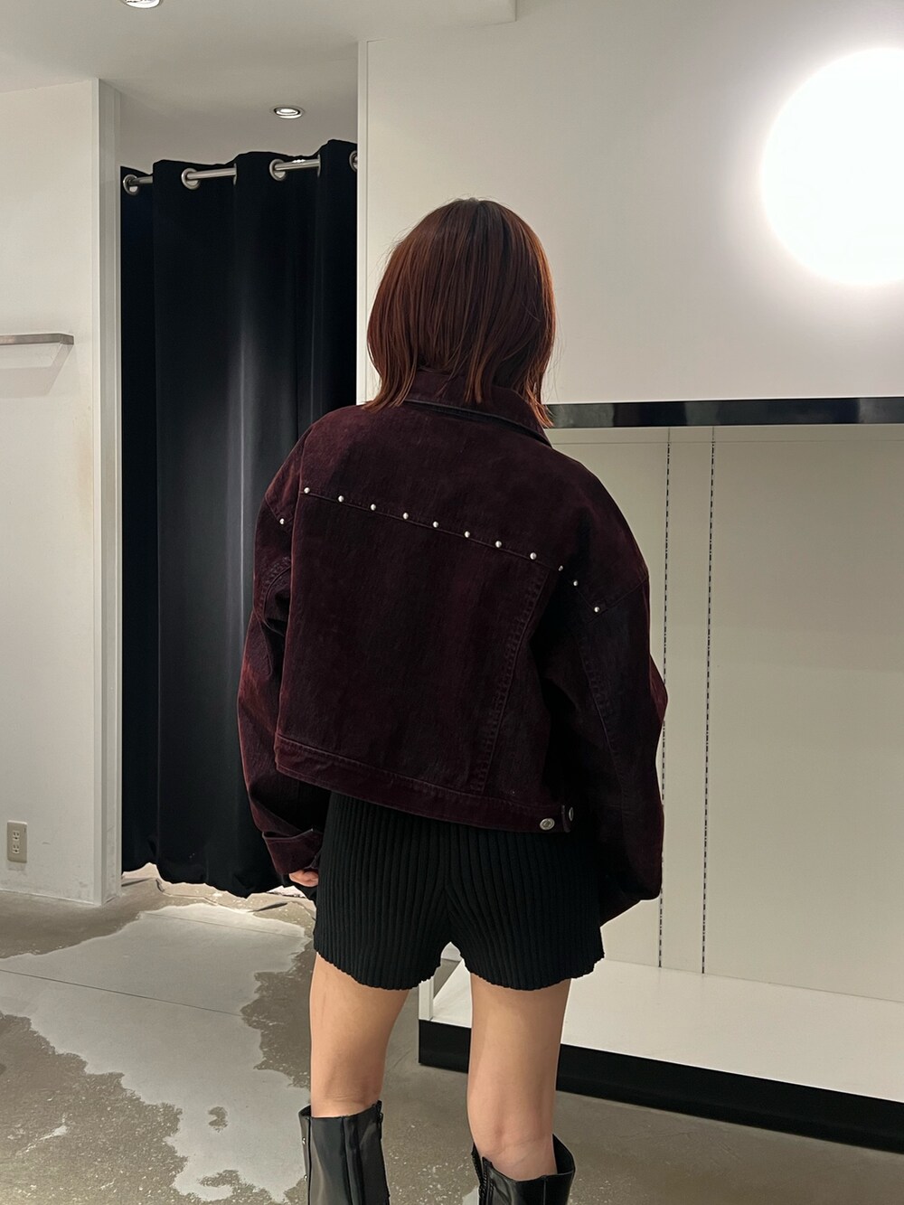 ブラック系のブーツ、ブラック系のその他パンツ、レッド系のデニムジャケットを着用したレディースの秋コーディネートの5枚目の写真