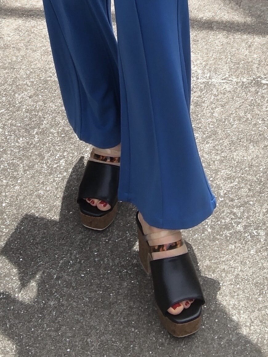 ブルー系のスラックス、ブラック系のサンダル、ベージュ系のタンクトップを着用したレディースの夏コーディネートの9枚目の写真