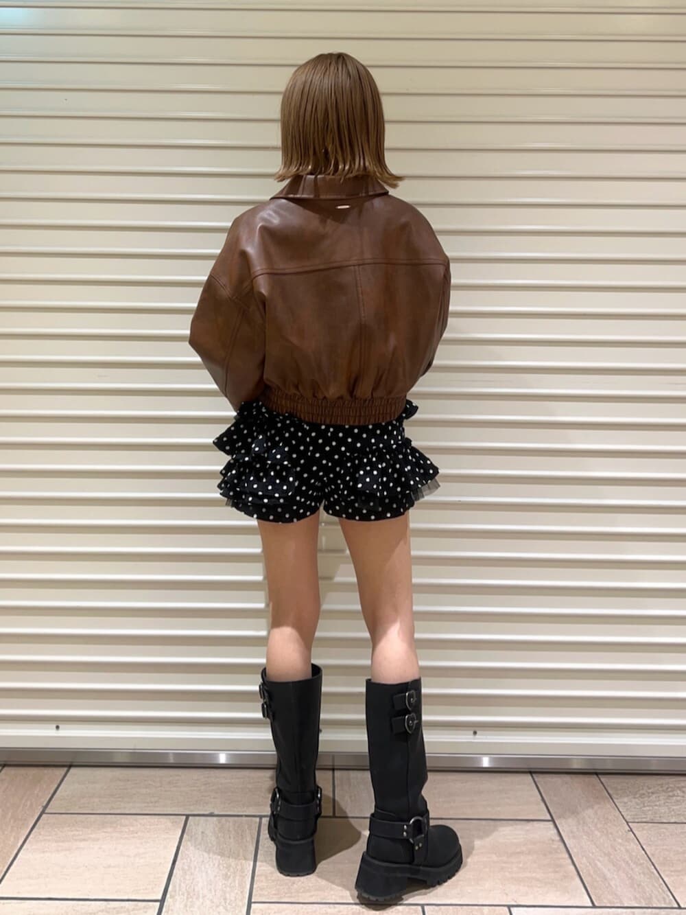 ブラック系のその他パンツ、ブラウン系のブルゾン、ブラック系のシャツ/ブラウスを着用したレディースの冬コーディネートの3枚目の写真