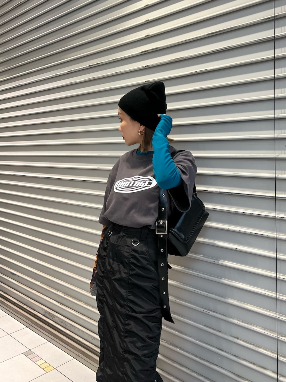 グレー系のTシャツ/カットソー、その他のTシャツ/カットソー、ブラック系のブーツを着用したレディースの春コーディネートの5枚目の写真